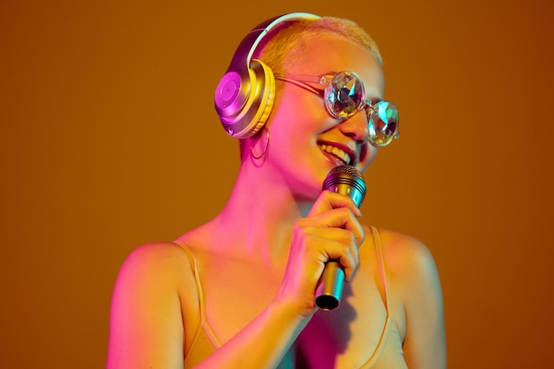 Retrato de joven mujer caucásica en gafas de moda