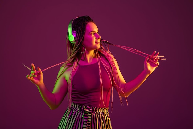 Retrato de joven mujer caucásica en rosa