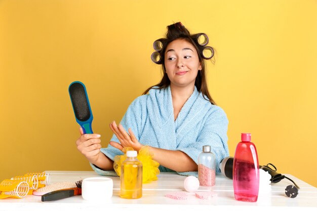 Retrato de joven mujer caucásica en su día de belleza, rutina de cuidado de la piel y el cabello