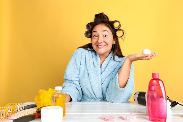 Retrato de joven mujer caucásica en su día de belleza, rutina de cuidado de la piel y el cabello