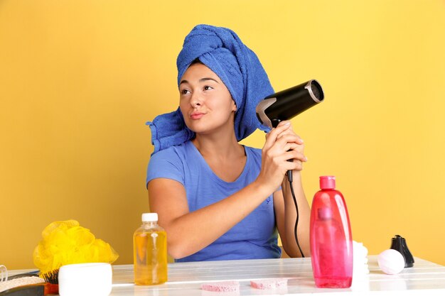 Retrato de joven mujer caucásica en su día de belleza, rutina de cuidado de la piel y el cabello