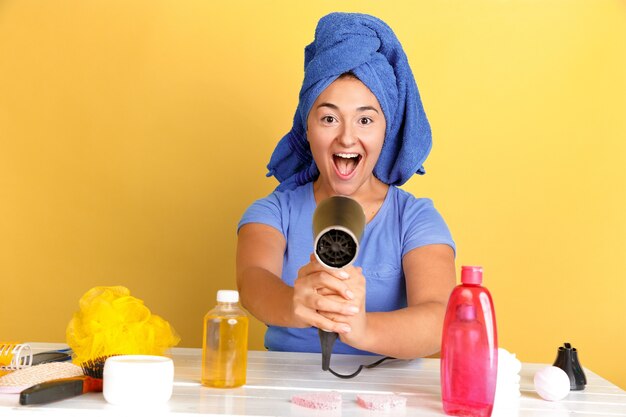 Retrato de joven mujer caucásica en su día de belleza, rutina de cuidado de la piel y el cabello