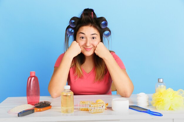 Retrato de joven mujer caucásica en su día de belleza y rutina de cuidado de la piel