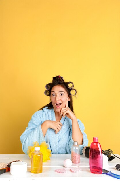 Retrato de joven mujer caucásica en su día de belleza y rutina de cuidado de la piel