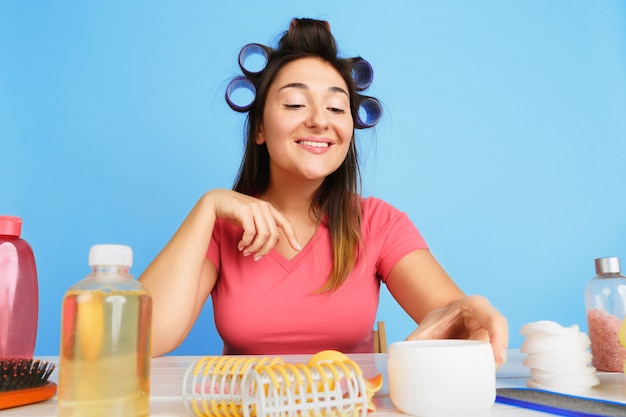 Retrato de joven mujer caucásica en su día de belleza y rutina de cuidado de la piel