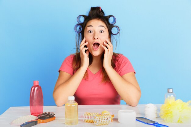 Retrato de joven mujer caucásica en su día de belleza y rutina de cuidado de la piel