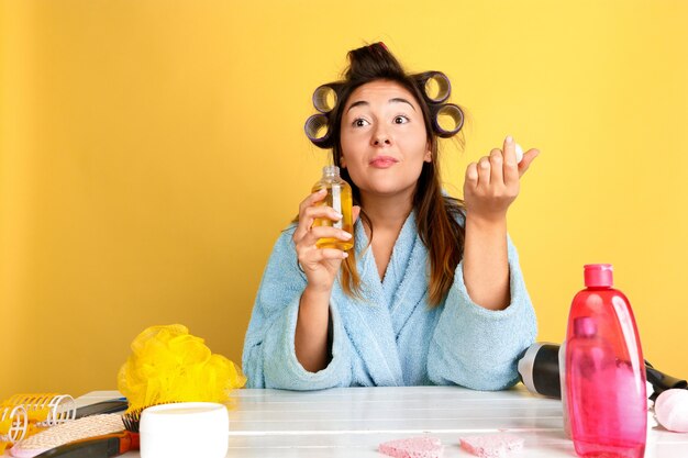 Retrato de joven mujer caucásica en su rutina de belleza día, piel y cuidado del cabello.