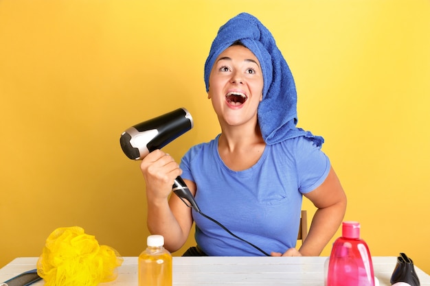 Retrato de joven mujer caucásica en su rutina de belleza día, piel y cuidado del cabello.