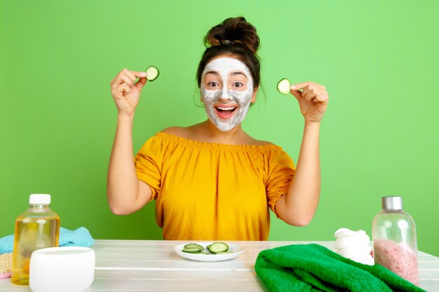 Retrato de joven mujer caucásica en su rutina de belleza día, piel y cuidado del cabello.