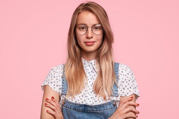 Retrato de joven mujer caucásica tiene apariencia atractiva