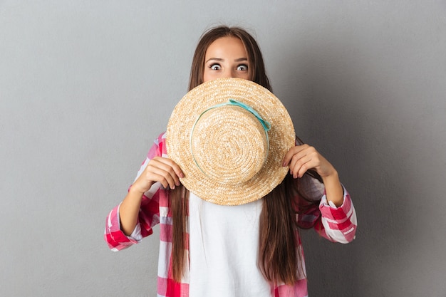 Foto gratuita retrato de una joven mujer divertida de pie