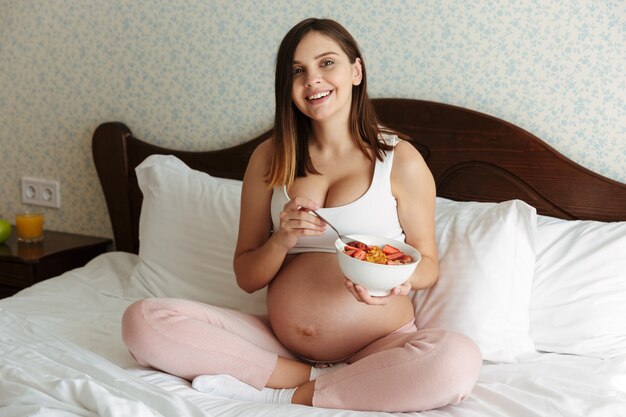 Foto gratuita retrato de una joven mujer embarazada alegre