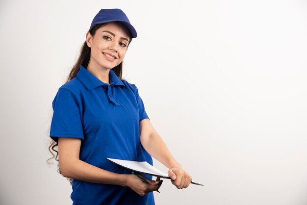 Retrato de joven mujer de entrega con portapapeles. Foto de alta calidad