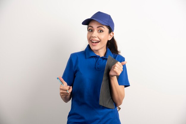 Retrato de joven mujer de entrega con portapapeles. Foto de alta calidad