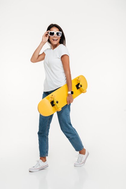 Retrato de una joven mujer feliz en gafas de sol