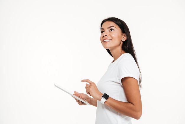 Retrato de una joven mujer feliz con tablet PC