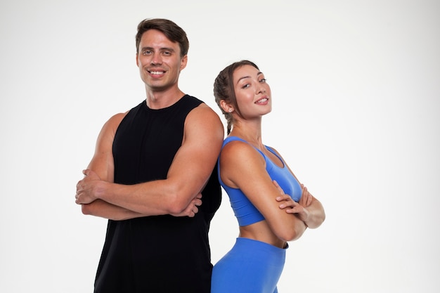 Retrato de un joven y una mujer en forma entrenando para el culturismo