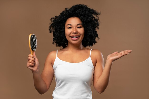 retrato, de, joven, mujer hermosa, con, cepillo