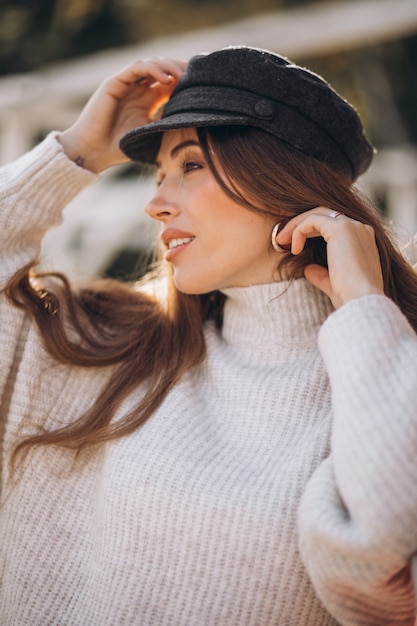 Retrato, de, un, joven, mujer hermosa, en el estacionamiento