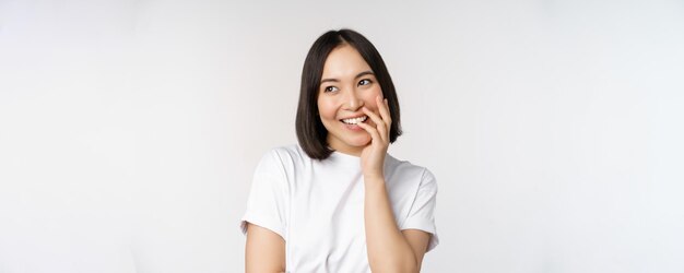 retrato, de, joven, mujer hermosa, niña coreana, reír, y, sonriente, mirar, coqueto, posición, contra, fondo blanco