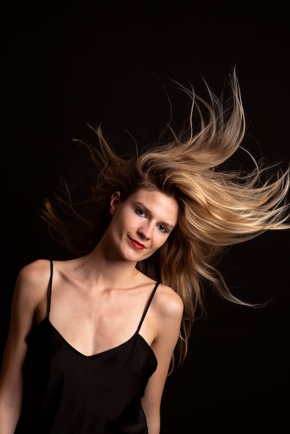 retrato, de, joven, mujer hermosa, con, vestido negro