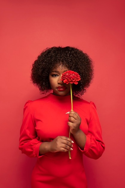 retrato, de, joven, mujer hermosa, con, vestido rojo