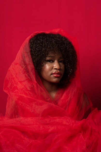 retrato, de, joven, mujer hermosa, con, vestido rojo