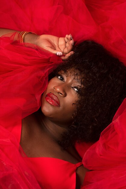 retrato, de, joven, mujer hermosa, con, vestido rojo