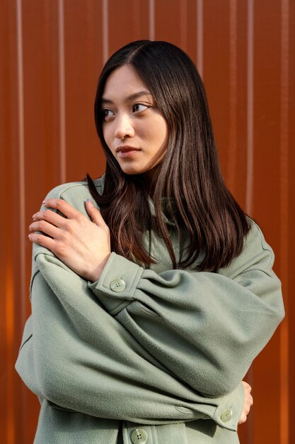 Retrato de joven mujer japonesa