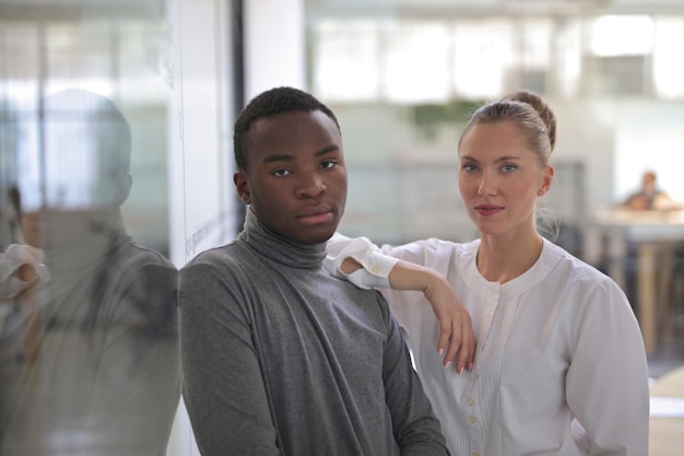 Foto gratuita retrato, de, joven, y, mujer joven, en, un, oficina