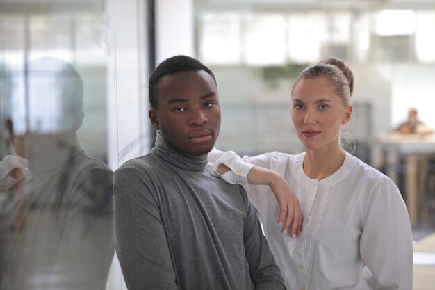 retrato, de, joven, y, mujer joven, en, un, oficina