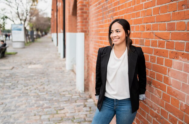 Retrato de joven mujer latina.