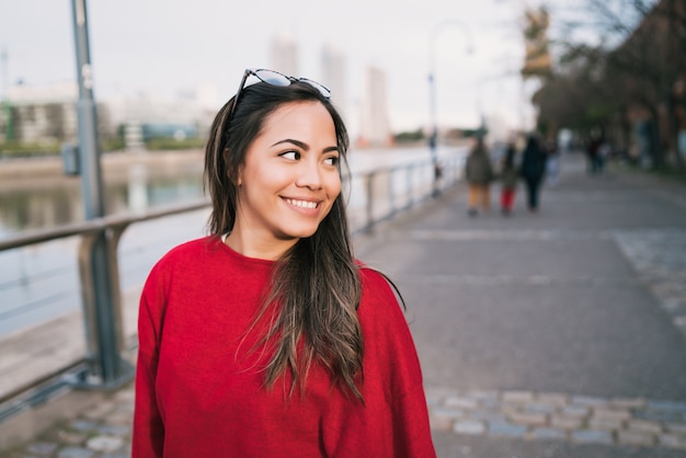 Retrato de joven mujer latina.