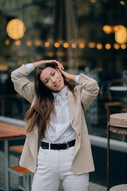 Retrato de una joven mujer de moda en la calle