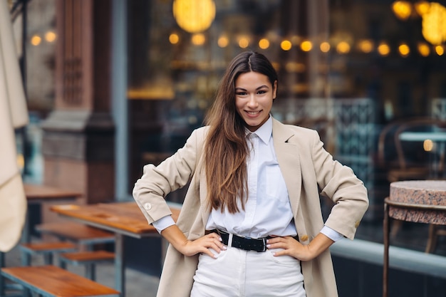 Retrato de una joven mujer de moda en la calle