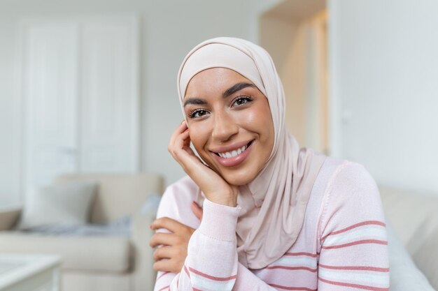 Retrato joven mujer musulmana en pañuelo en la cabeza sonrisaFeliz concepto de momento Captura de cabeza de una hermosa modelo musulmana en ropa informal y hiyab