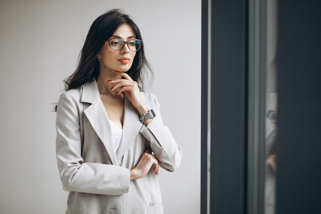 Retrato de una joven mujer de negocios en el cargo