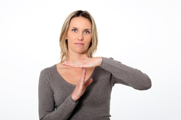 Retrato, de, joven, mujer de negocios, gesticular, tiempo de espera, señal