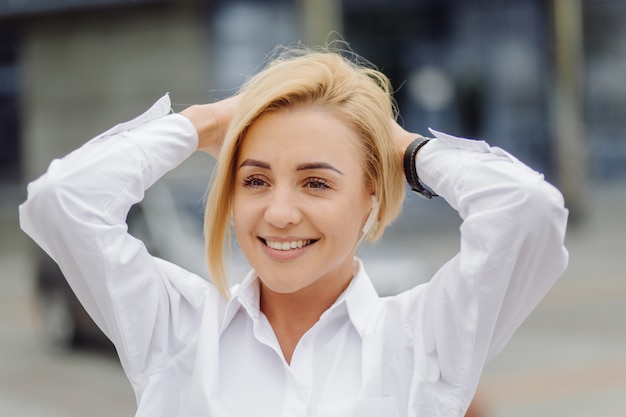 Retrato de una joven mujer de negocios rubia sonriente