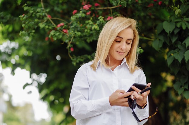 Retrato de una joven mujer de negocios rubia sonriente