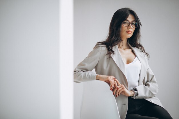 Retrato de una joven mujer de negocios sentado en la oficina