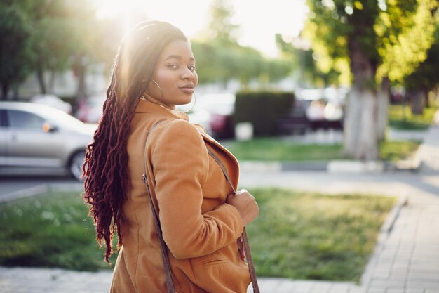 Retrato, de, un, joven, mujer negra, posición, en, un, calle