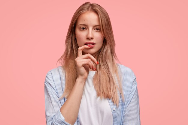 Retrato de joven mujer rubia con camisa a rayas