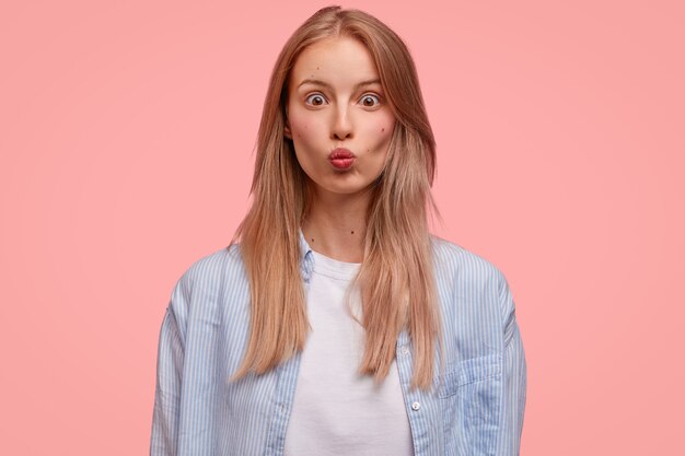 Retrato de joven mujer rubia con camisa a rayas