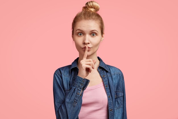 Retrato de joven mujer rubia con el pelo recogido en un moño