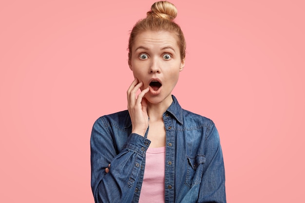 Retrato de joven mujer rubia con el pelo recogido en un moño