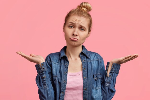 Retrato de joven mujer rubia con el pelo recogido en un moño