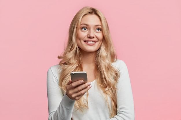 Retrato de joven mujer rubia posando