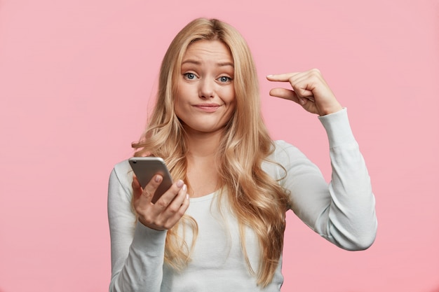 Retrato de joven mujer rubia posando