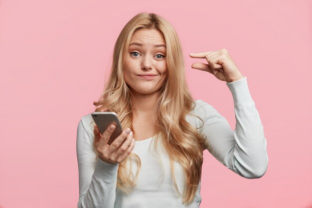 Retrato de joven mujer rubia posando